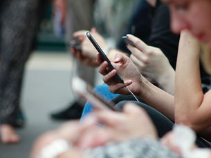 Ab dem kommenden Schuljahr wird auch in der Französischen Gemeinschaft ein Verbot der Freizeitnutzung von Smartphones und internetfähigen Geräten an Schulen eingeführt.