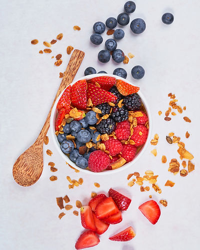 Petit déjeuner sain avec des céréales, des fruits et un produit laitier