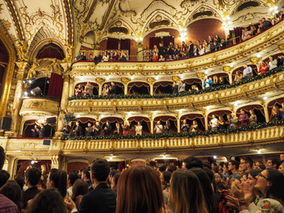 Hoy, Día Mundial del Teatro, no hay ni telones ni focos pero sí conservamos nuestros aplausos
