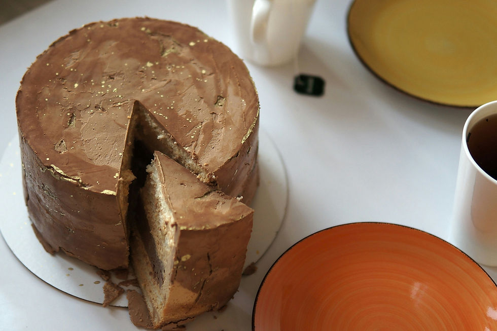 Bolo de chocolate sendo cortado