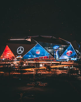 Mercedes Benz stadium de noche