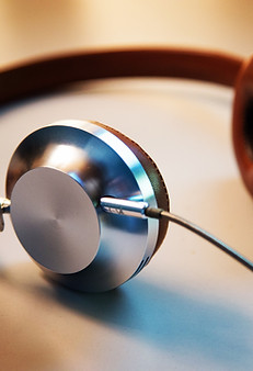 Headphones for sale in the electronic store - all brands and models Sale eletronics R'us store accessories headphone JBL Bose jvc beats sony bass play mute