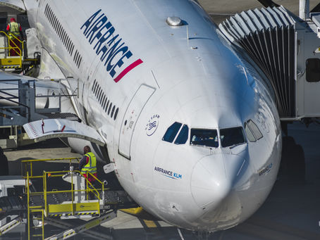 Eine Flugzeug von AirFrance steht am Gate am Flughafen