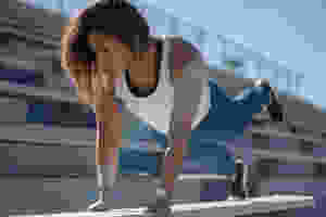 woman doing plank with leg lift