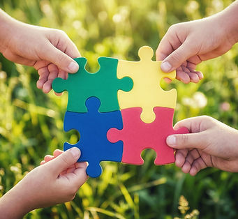 Zusammenhalt lernen: Kinder setzen gemeinsam ein Puzzle aus vier Teilen zusammen.