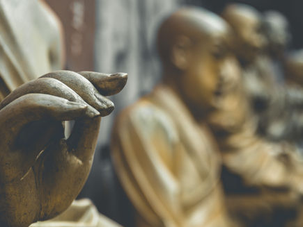 Une main d'une statue de bouddha