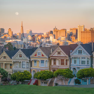 Luxury homes in San Francisco’s Pacific Heights neighborhood overlooking the city skyline, representing rising demand in the city’s high-end real estate market.