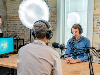 Tre killar spelar in podcast