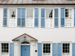 Man sieht eine helle Fassade, die professionell gestrichen wurde.