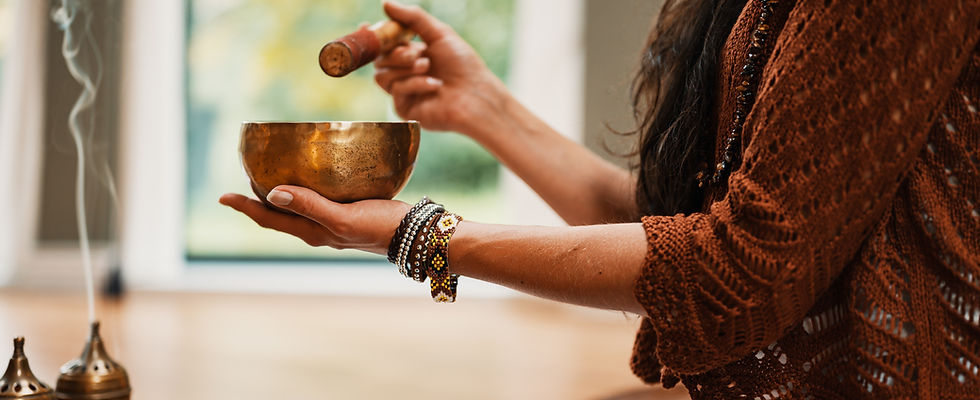 Meditations Gefühle mit einer Klangscharle und Räucherstäbchen im Hintergrund.