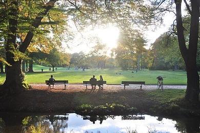 et par sidder på en bænk i en park