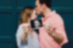 Jeune couple en attente d'un enfant