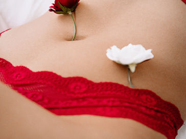 une ventre d'une femme avec des fleures rouges pour évoquer la période hormonale