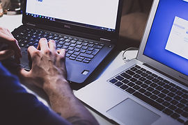 personne travaillant sur deux pc portable en m