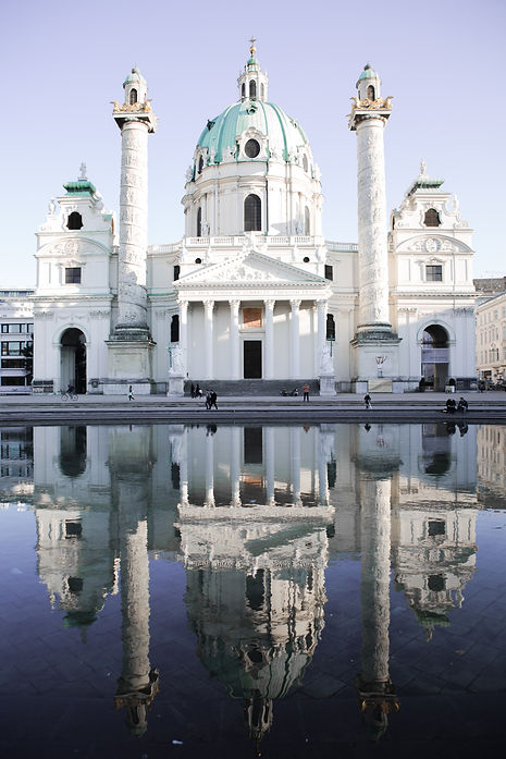 Blick auf die Karlskirche in Wien mit Teich davor