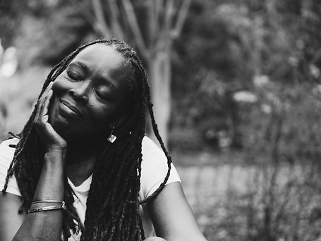 Beautiful black women with eyes closed | therapy for anxiety and perfectionism in Detroit, MI 48075 | therapy for women | online therapy | anxiety therapy | therapy for perfectionism