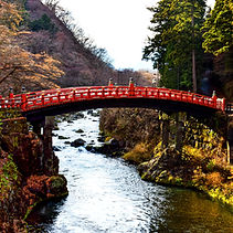 Nikko, no Japão, é famosa por sua beleza natural e riqueza cultural, atraindo visitantes com templos e santuários magníficos. O Templo Toshogu, ornamentado e famoso, e o Templo Rinno-ji, com jardins serenos, são paradas obrigatórias. Além dos templos, Nikko oferece caminhadas na natureza exuberante, visita ao Lago Chuzenji e relaxamento em fontes termais, proporcionando uma experiência completa e encantadora.