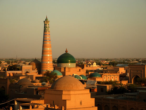 Vista al tramonto sui minareti e sulle cupole di Khiva in Uzbekistan