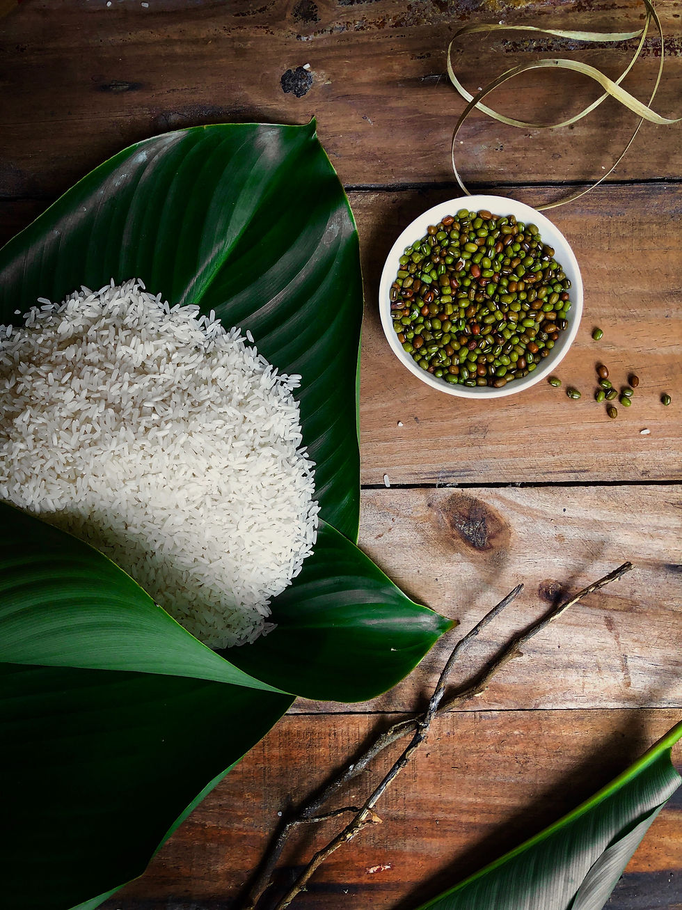 riz blanc enveloppé dans une feuille sur une table en bois