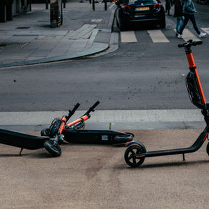 Jugendlicher schwer verletzt: Verkehrsunfall mit E-Scooter