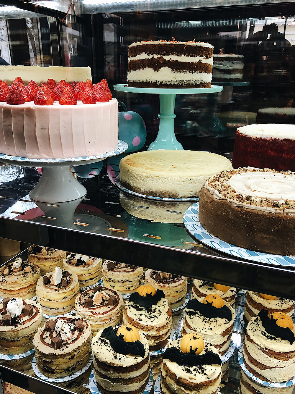 Fondant vs. Buttercream vs. Chocolate Ganache Fondant vs. Buttercream vs. Chocolate Ganache