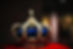 Couronne dorée avec perles et croix sur velours bleu