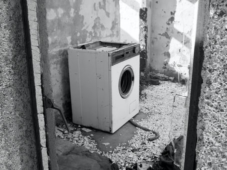Une photo noir et blanc d'une sécheuse abandonnée