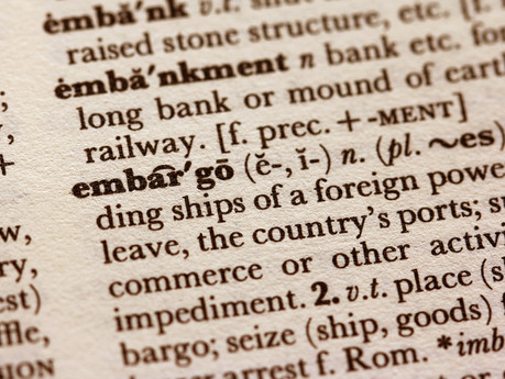 Słownik importera. Co oznaczają skróty ADR, DGR, FCL, MOQ, CBM, BAF, ETD, ETA, MSDS, THC, TT i inne?