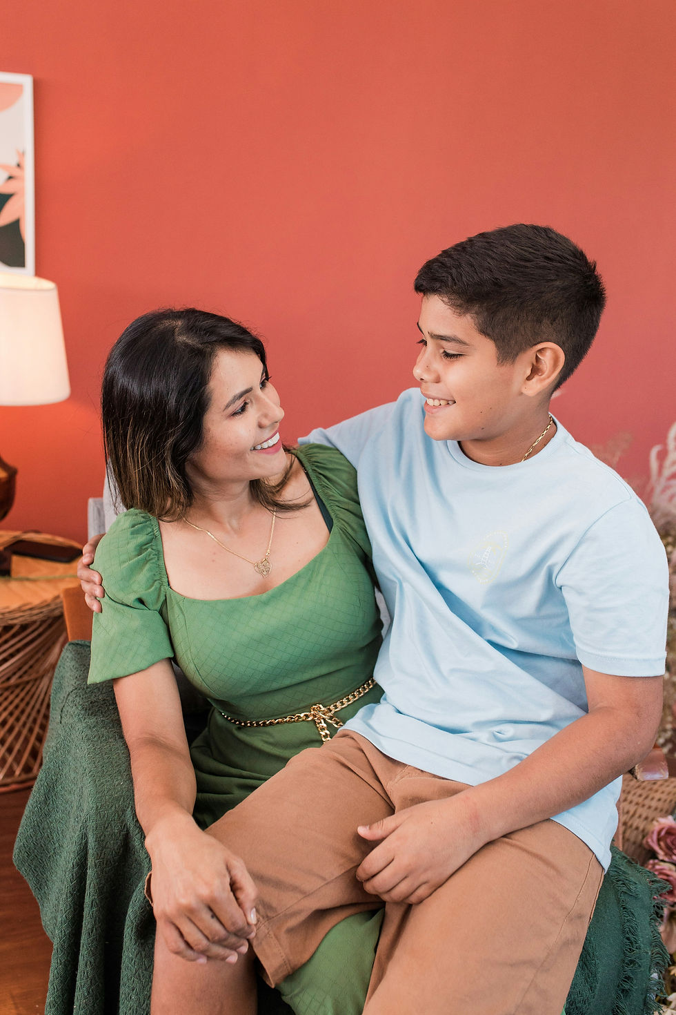 Une mère et son fils adolescent échangent avec le sourire sur son projet de réorientation