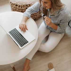 Frau am Schreibtisch, Selbstwertproblem, Arbeit