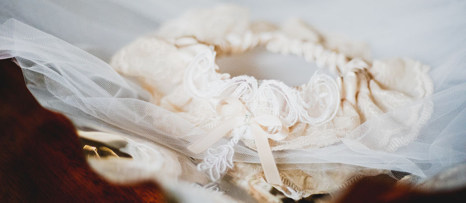 Should You Have a Wedding Garter Toss?