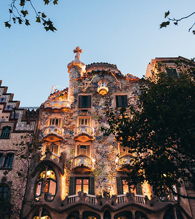 Gaudí’s iconic masterpiece, the Sagrada Família, captivates with its intricate details, soaring spires, and breathtaking blend of art and architecture