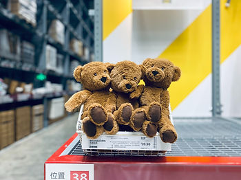 univers IKEA illustré par des peluches en rayon