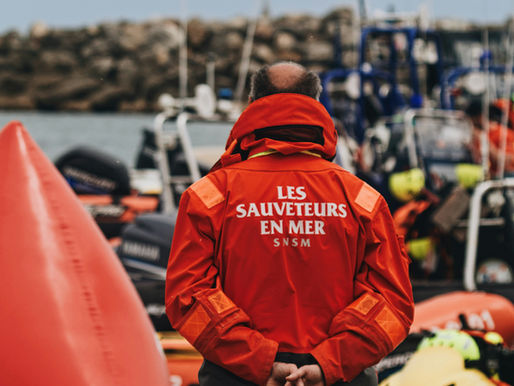 Un semi-rigide de la SNSM se retourne