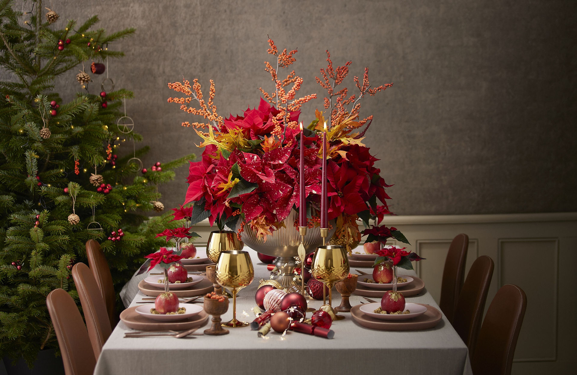 Mesa natalina elegante com pratos tradicionais, bebidas para ceias de fim de ano, ideias de entradas para ceia, ceia simples e elegante, como organizar ceia de fim de ano, cardápio para ceia de natal, ceia de réveillon fácil, dicas de ceia de natal, O Que Fazer e Evitar na Ceia de Fim de Ano, Dicas de Chef para Ceias de Natal e Réveillon Inesquecíveis, Guia Completo para Ceias Impecáveis de Fim de Ano, Como Preparar Ceias de Natal e Ano Novo Sem Estresse, 