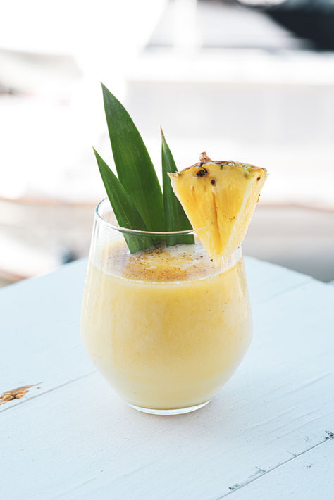Smoothies me ananas e pjeshka