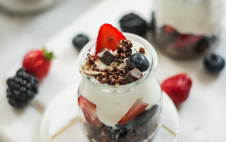 Dessert Schwarzwälder Art von Früchten und Rotweinlikör