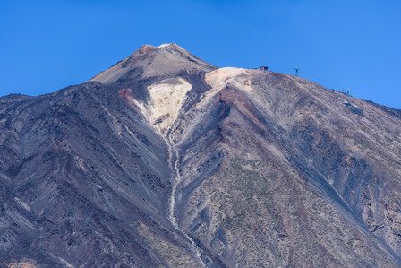 Szczyt wulkanu Teide otoczony skalistymi zboczami. Na pierwszym planie widoczne są pozostałości po ostatnich erupcjach.