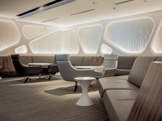 A "hole" in the system allow a man to get free food at luxury airport lounge with a free ticket !!!