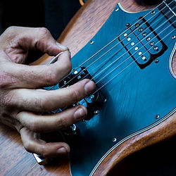 Une vue rapprochée des détails exquis du corps en bois d'une guitare acoustique haut de gamme.