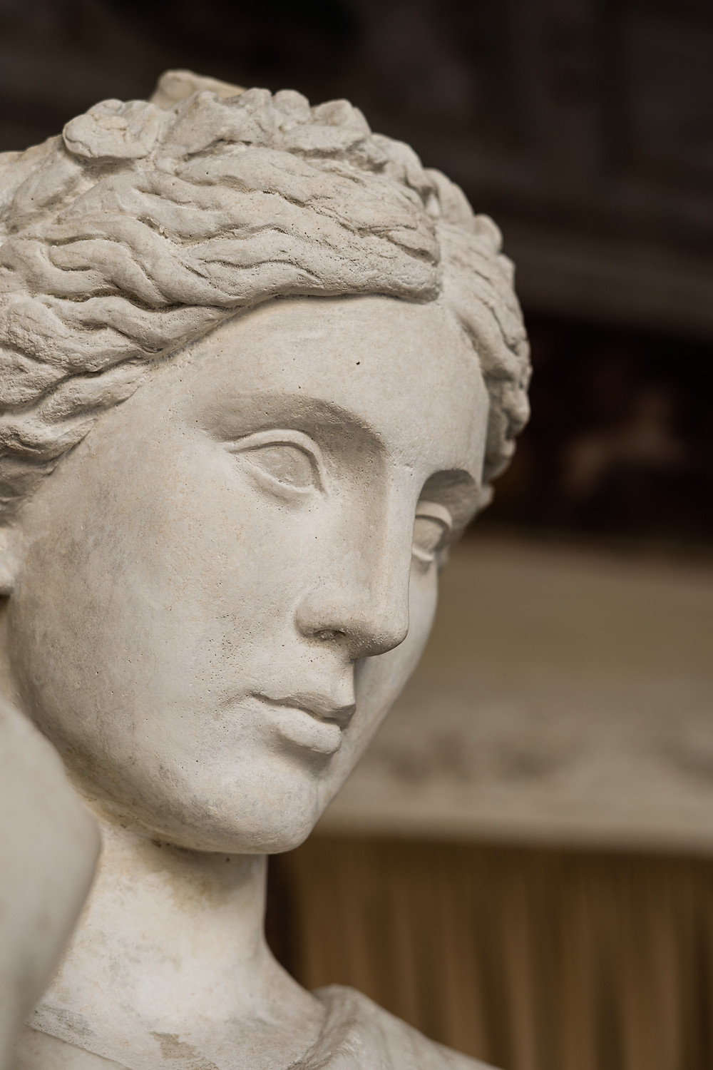Image of a classical statue of white marble depicting an 'ideal' woman