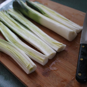 Hake with leeks, bacon and peas