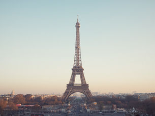 Vista da Torre Eiffel ao entardecer, símbolo de Paris — um dos destinos mais procurados com a MyNTravel.
