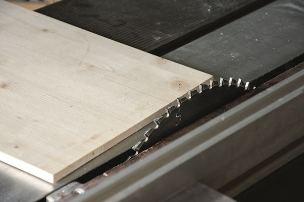 Formatkreissäge mit einer Holzplatte