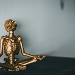 Bronzefigur eines meditierenden Skeletts