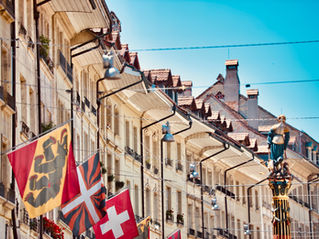 Бернский медведь остаётся верен традиции: красная конечность и старинное движение на гербе сохранены, несмотря на предложения депутата и шутки в соцсетях.