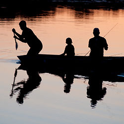 L'excitation monte alors que les pêcheurs à la mouche se rassemblent au bord de la rivière pour le concours annuel du Jura.