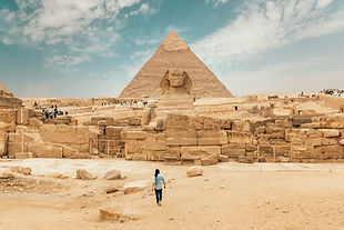 Büyük Sfenks ve piramit, Giza, Mısır. Turist hayran antik anıtlar geçmişi parlak güneşin altında çöl
