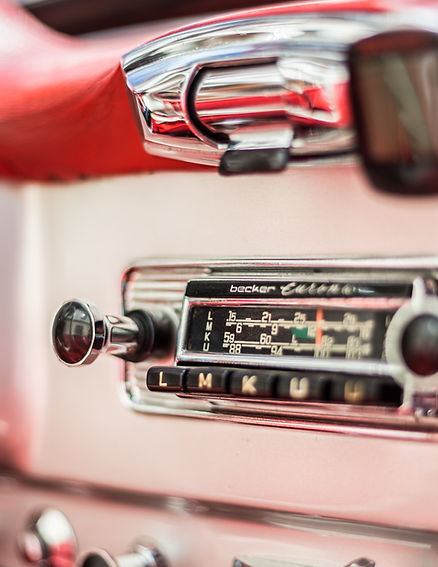 Autoradio Oldtimer. Bildhaft für richtige Frequenz beim Grenzen setzen 