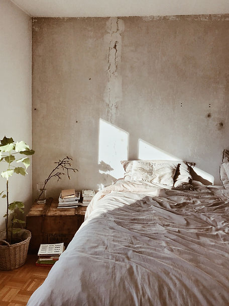 Bett mit Leinenbettwäsche